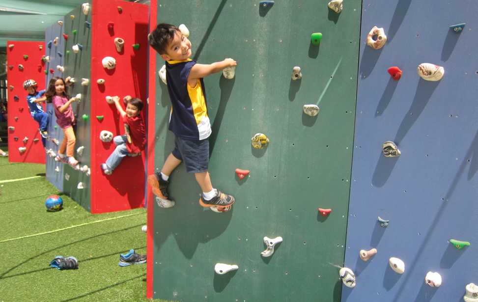 preschool_students_on_horizontal_climbing_wall